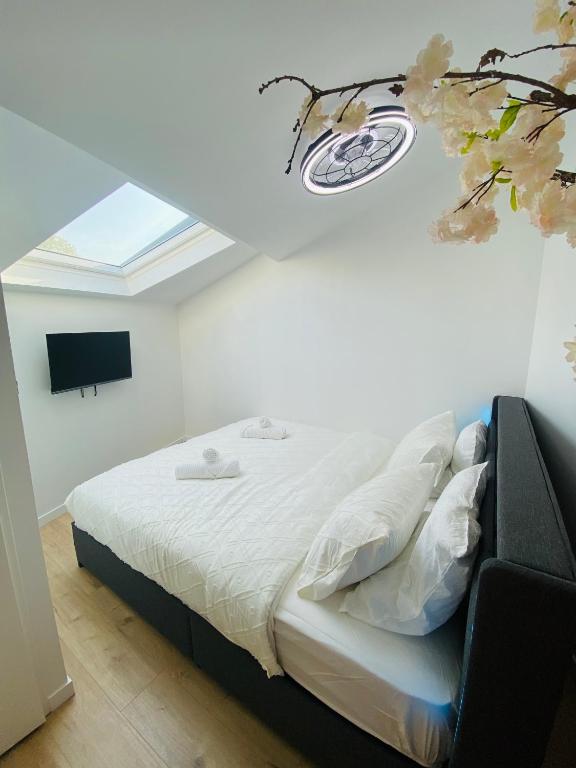Plage et centre ville à pied, la Pinasse est une maison duplex climatisée avec ménage, draps et serviettes inclus - 3