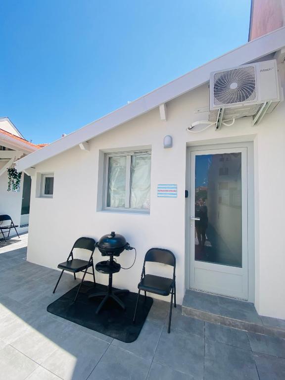 Plage et centre ville à pied, la maison de la Pinède et la Pinasse sont climatisées avec ménage, draps et serviettes inclus - 2