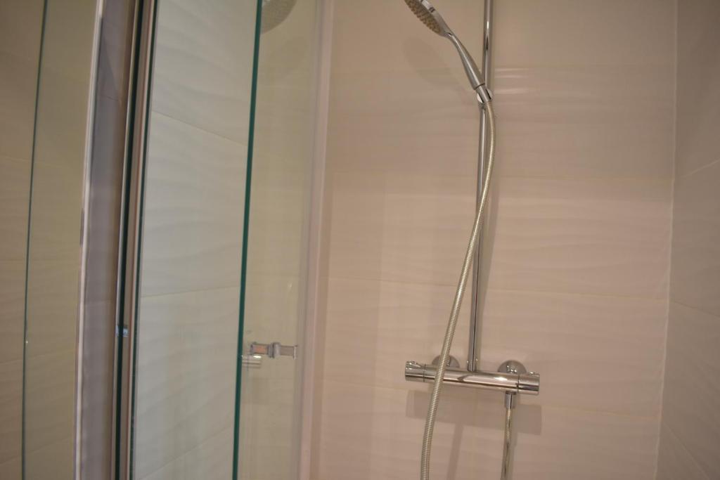 Fully Renovated Bright Studio With High View - 4