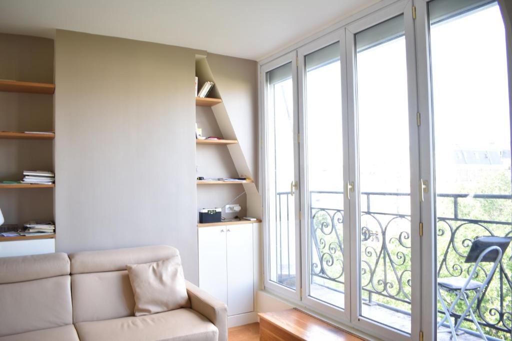 Fully Renovated Bright Studio With High View - 5