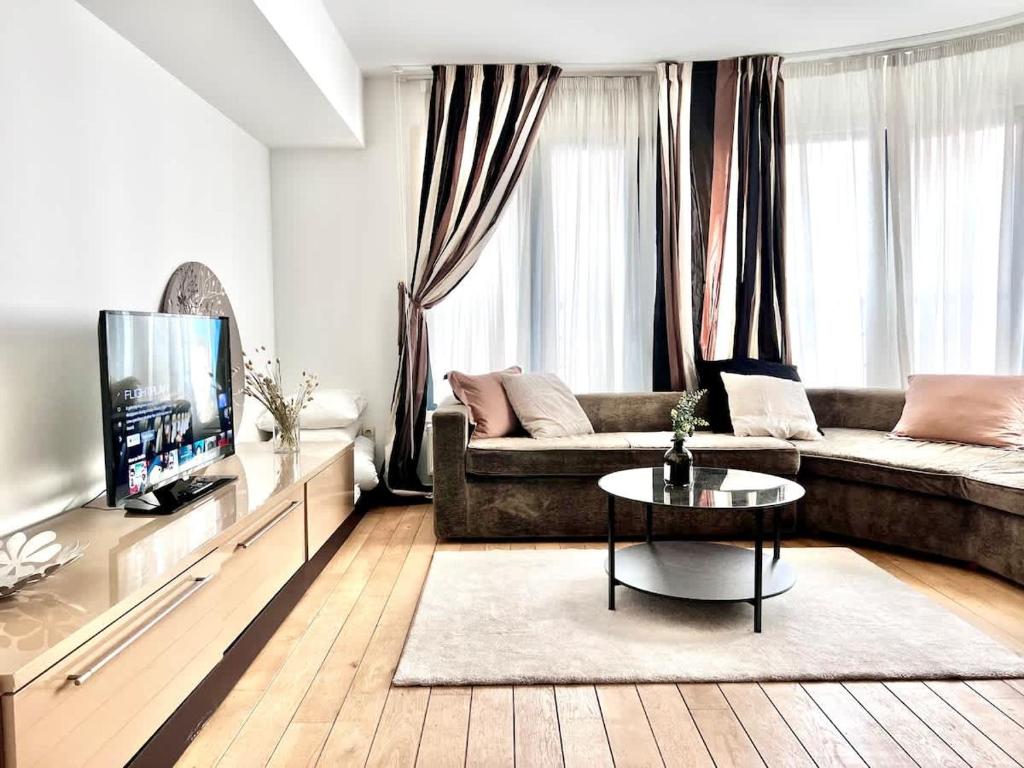 Modern Apartment for 4 Near train station - 1