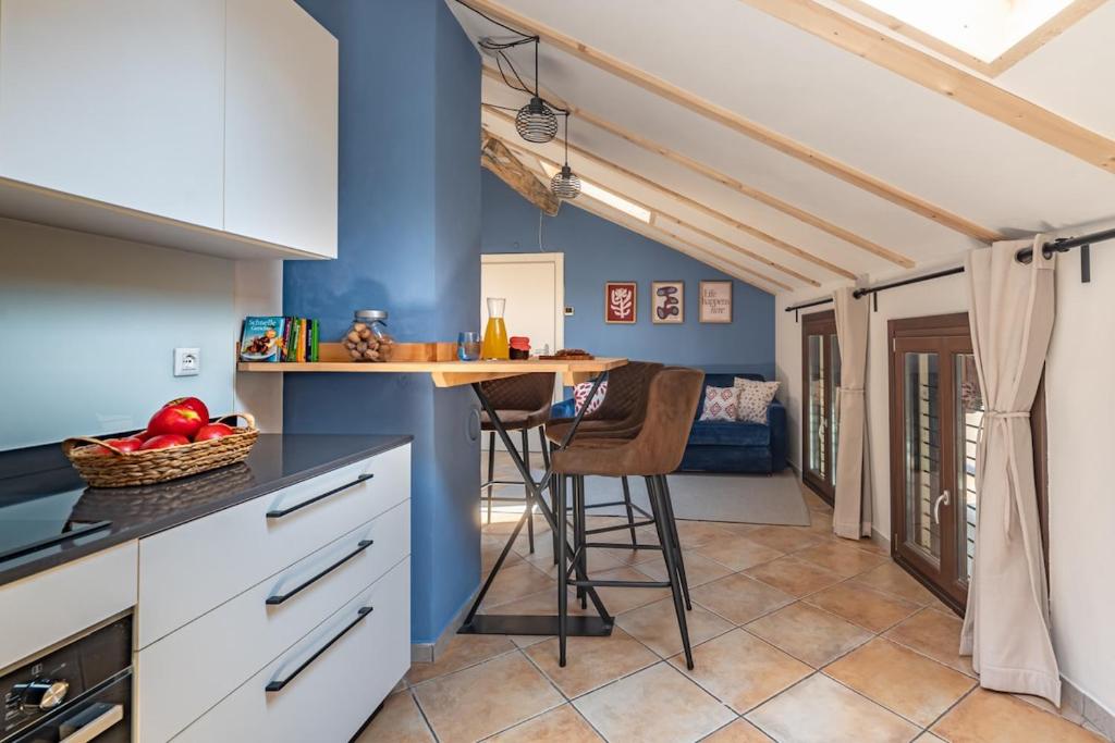 Attic for 4 in the center, everything within walking distance! - 1