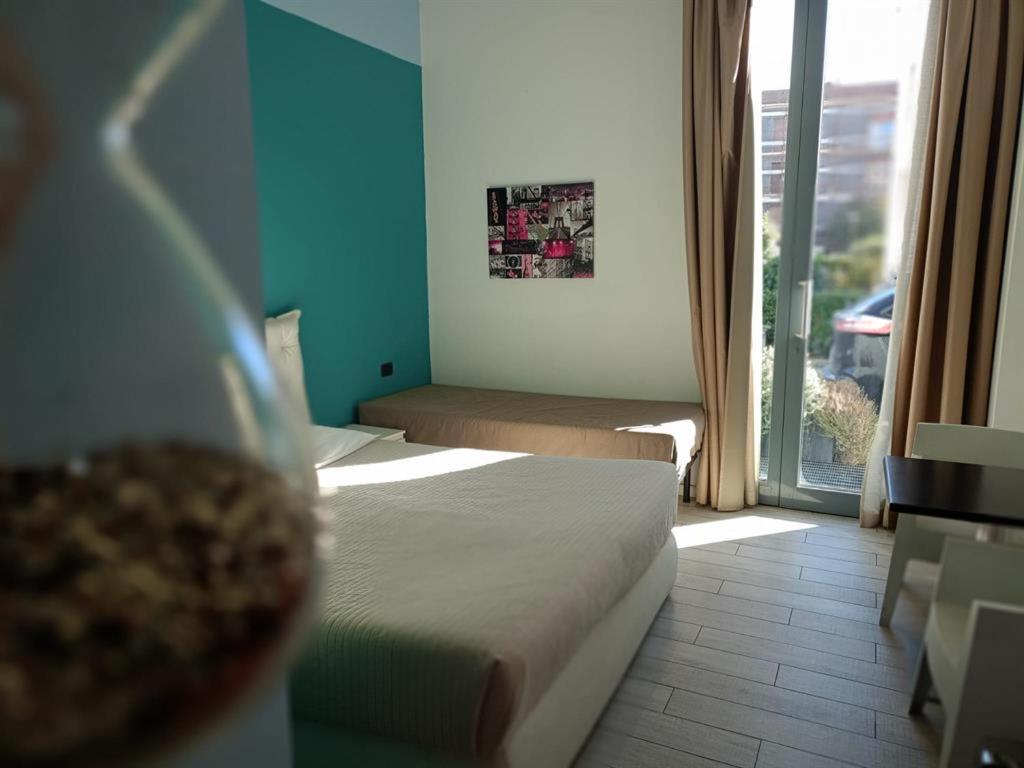 Blue Shades Hotel - 3