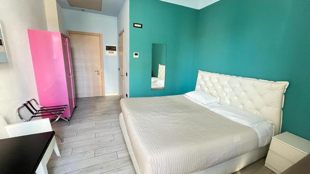 Blue Shades Hotel - 4