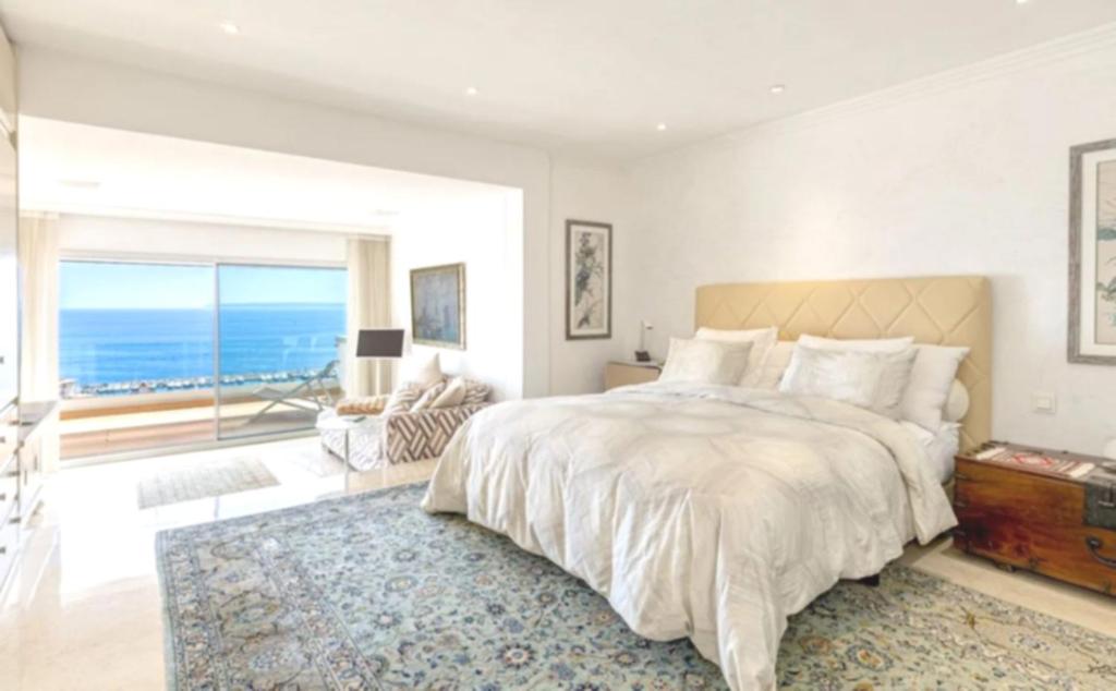 Luxury Escape with Rooftop Jacuzzi - 2