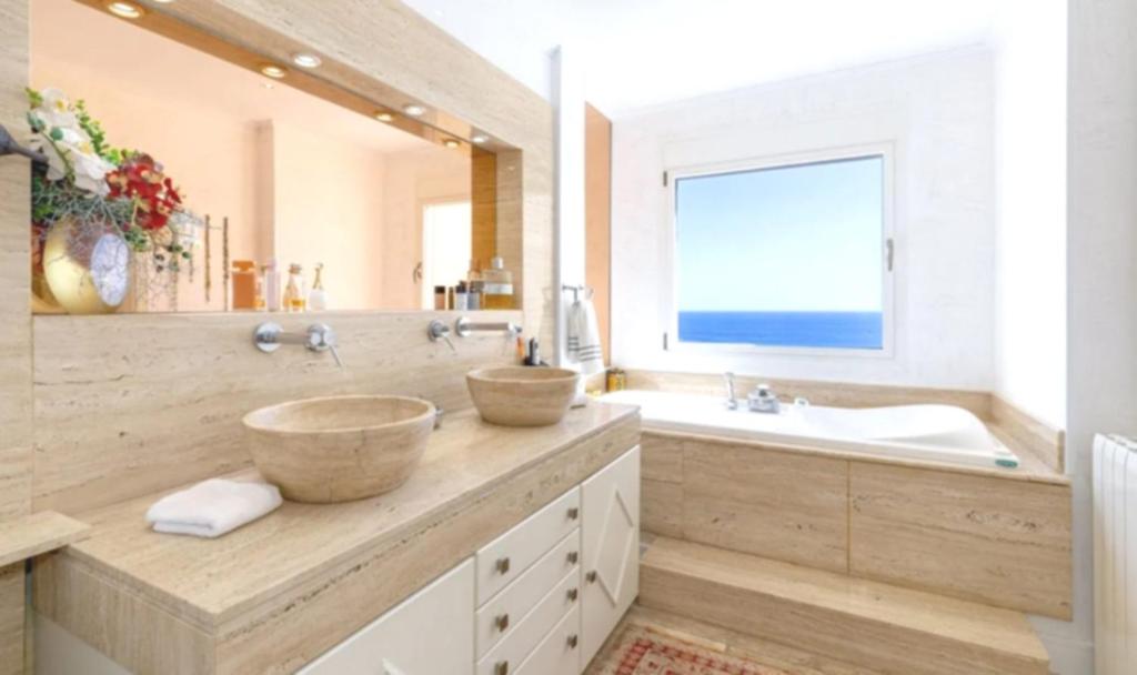 Luxury Escape with Rooftop Jacuzzi - 4