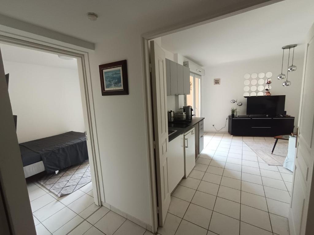 1 Bedroom Air-Conditioned Apartment Beach Wi-Fi - 2
