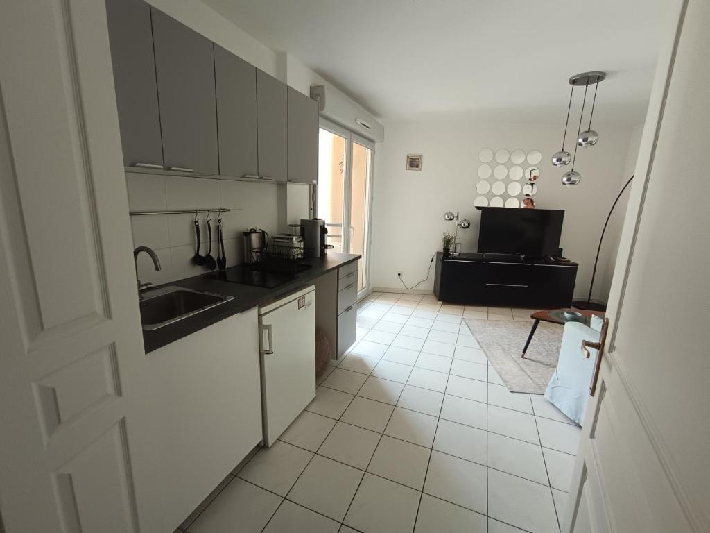1 Bedroom Air-Conditioned Apartment Beach Wi-Fi - 3