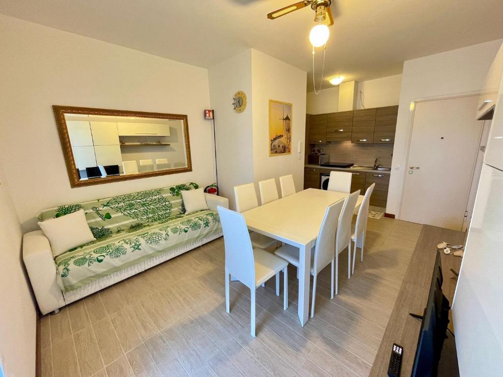 Sea-view apartment with lovely, furnished terrace - 3