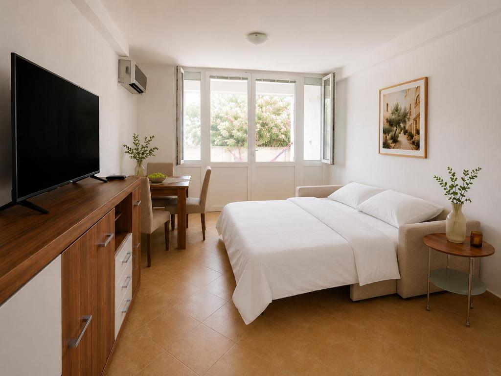 Oleander Garden Apartment with Free Parking - 5