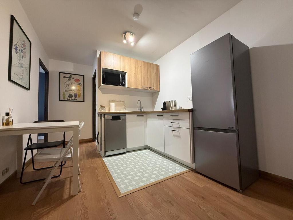 2 bedroom appartment in city center with air conditionned in calm street - 2