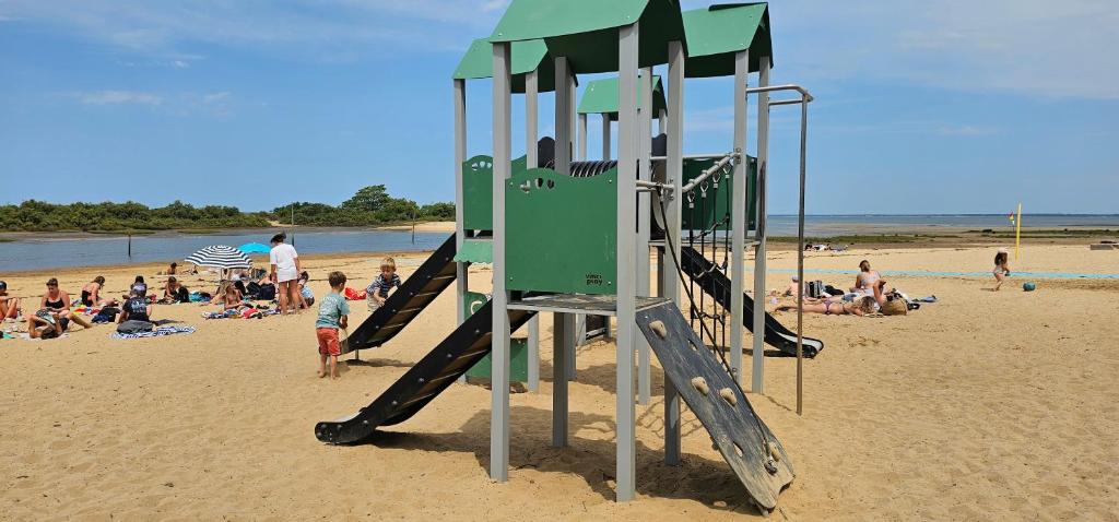 Résidence fermée Grande terrasse ombragée Piscine Plage Port Parc Gare - 4