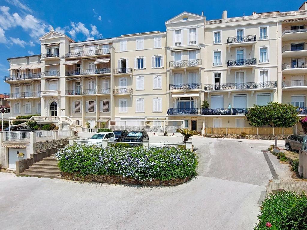 Apartment Le Grand Hotel by Interhome - 5