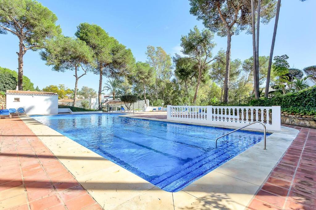 Modern Calahonda House w Large Terrace & Pool - 5