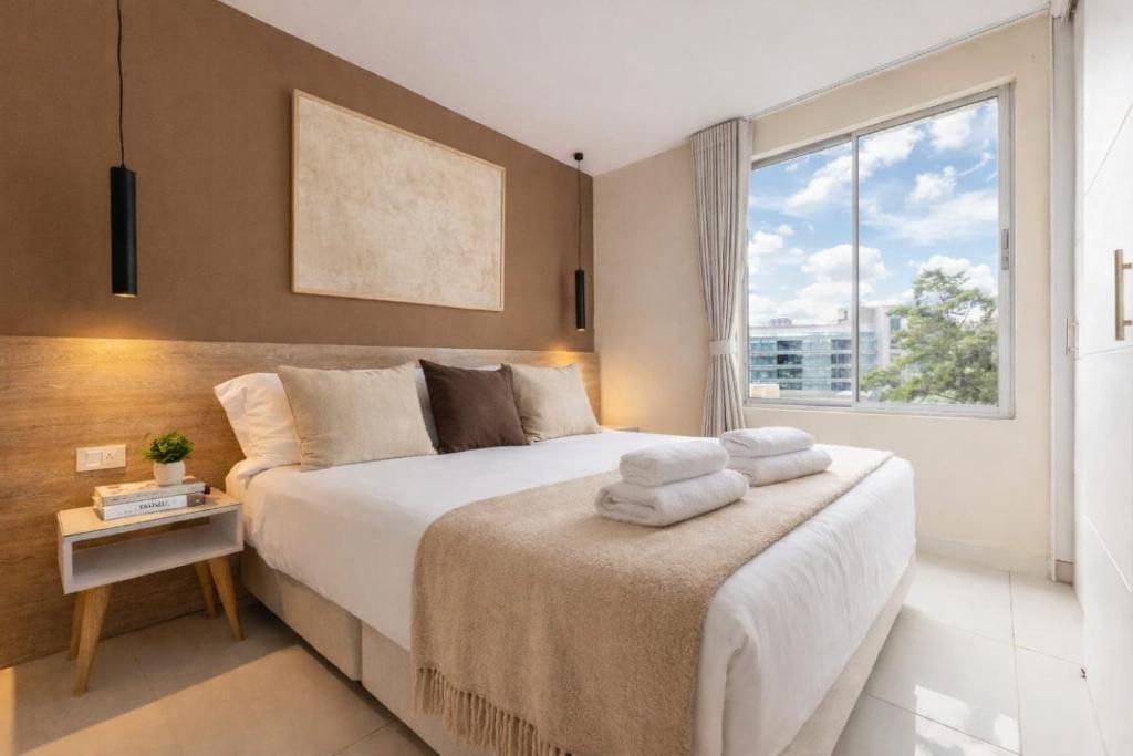 Central, Fast WiFi, AC and Poblado Views - 2