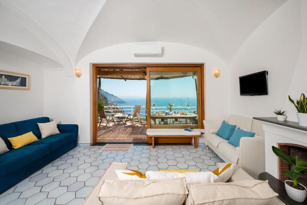 Flower Power Apartment - Overlooking Positano - for 6 guests with parking, terrace and seaview - 2 bathrooms and 3 bedrooms - 3