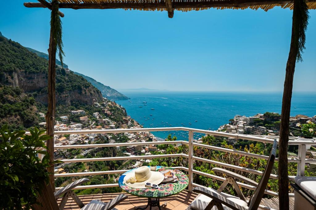 Flower Power Apartment - Overlooking Positano - for 6 guests with parking, terrace and seaview - 2 bathrooms and 3 bedrooms - 5
