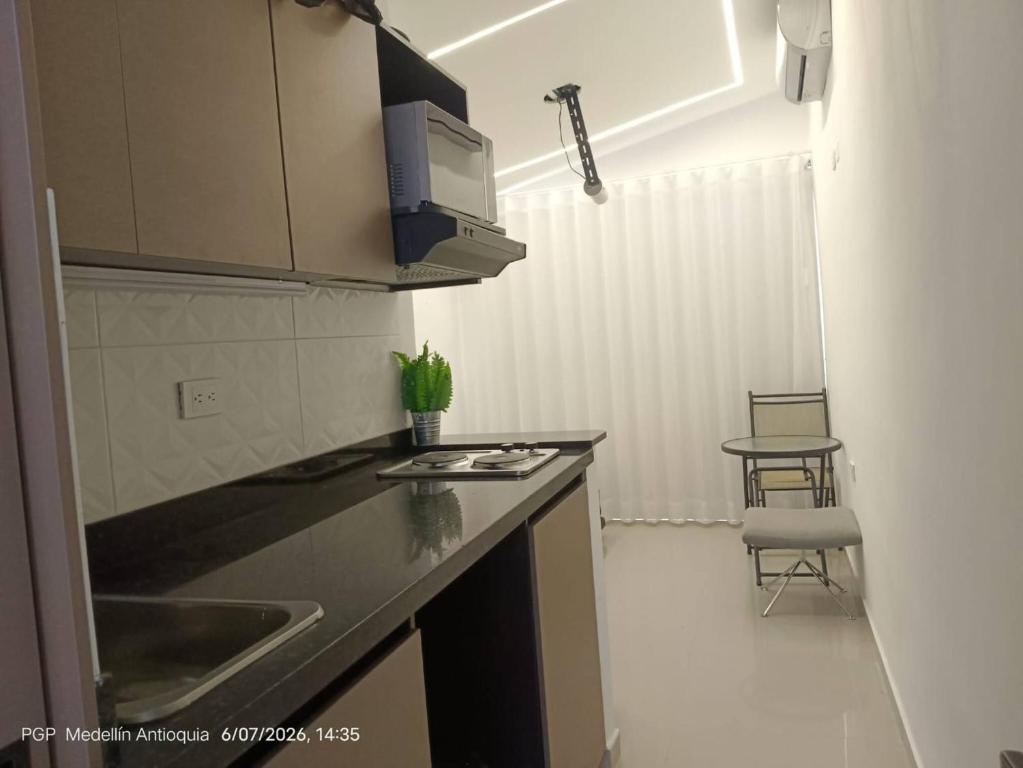 New Nomad Nest PH balcony, AC, kitch, metroplus - 1