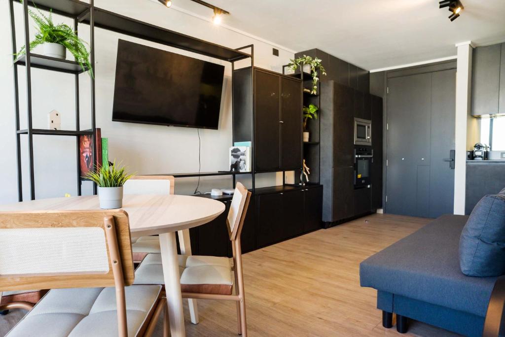 Prime 1BR Flat in Las Condes with Private Parking - 3