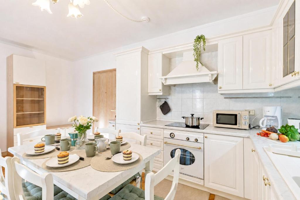 Riva's Garden Home - Happy Rentals - 4