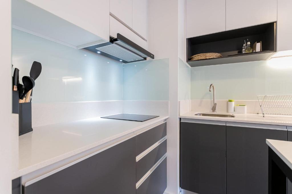 Modern 1BR Flat in Prime Location Ricardo Lyon - 4