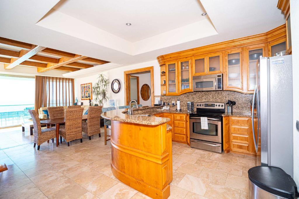 Beachfront Luxury at Tessoro 3BR Sleeps 8 - 2