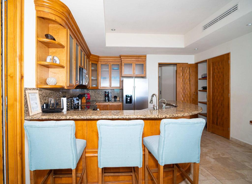 Beachfront Luxury at Tessoro 3BR Sleeps 8 - 3