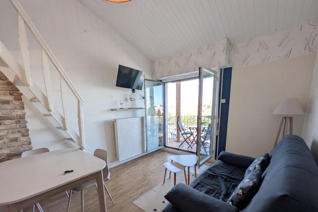 Mezzanine studio with balcony in Les Sables - 3