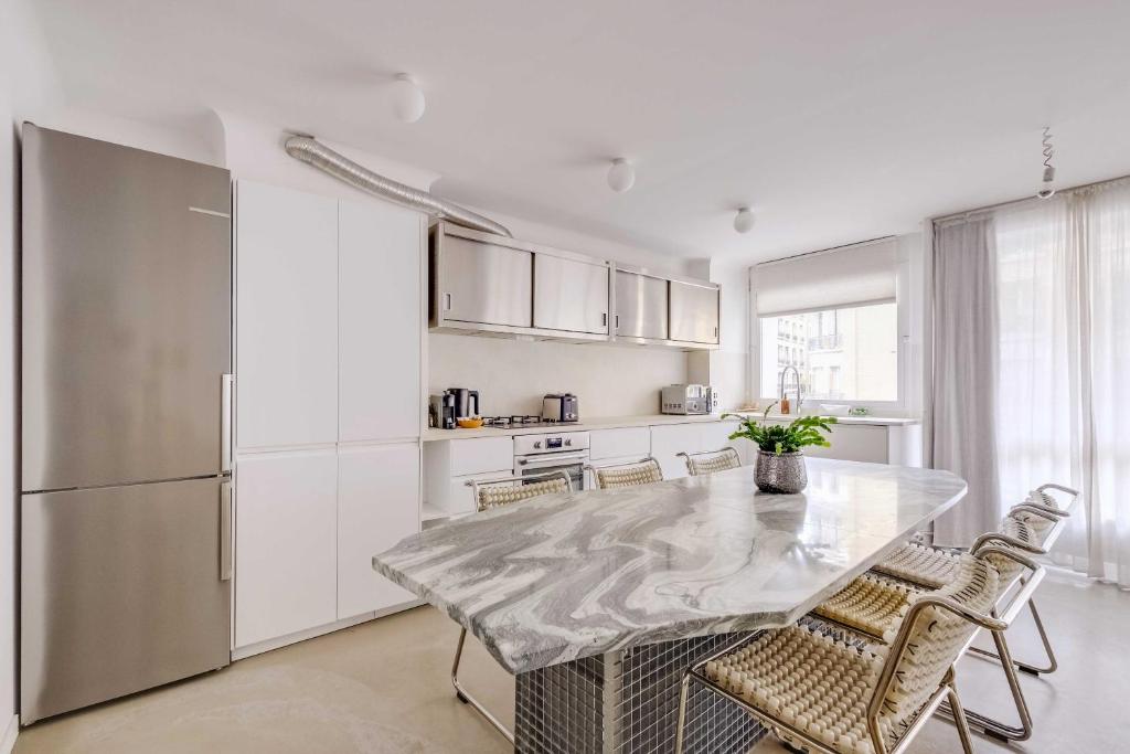 Modern 1BDR 2P flat with a balcony – Ménilmontant - 5