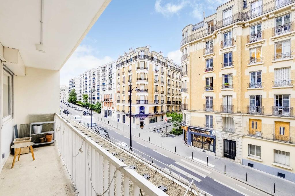 Modern 1BDR 2P flat with a balcony – Ménilmontant - 1