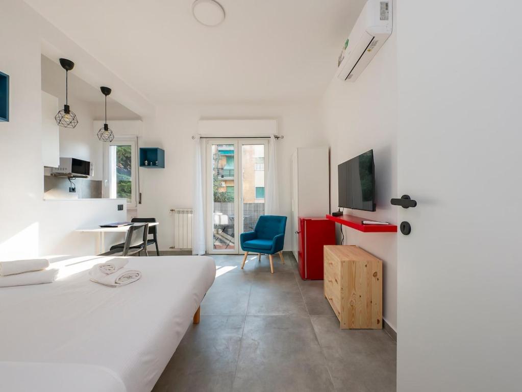Quiet and bright studio apt with a balcony and AC - 5