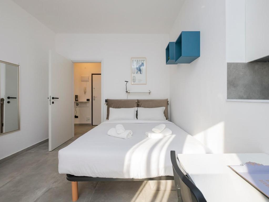 Quiet and bright studio apt with a balcony and AC - 4