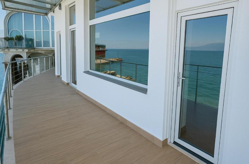 THE HOUSE ON THE WATEr - 4