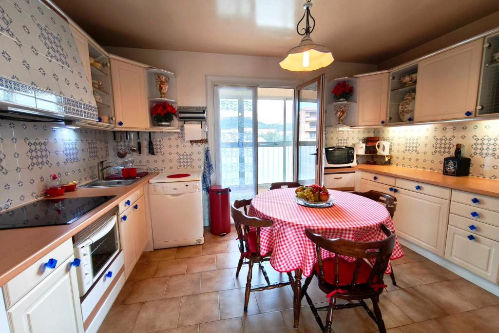 Large bright apartment with balcony and sea view - 4