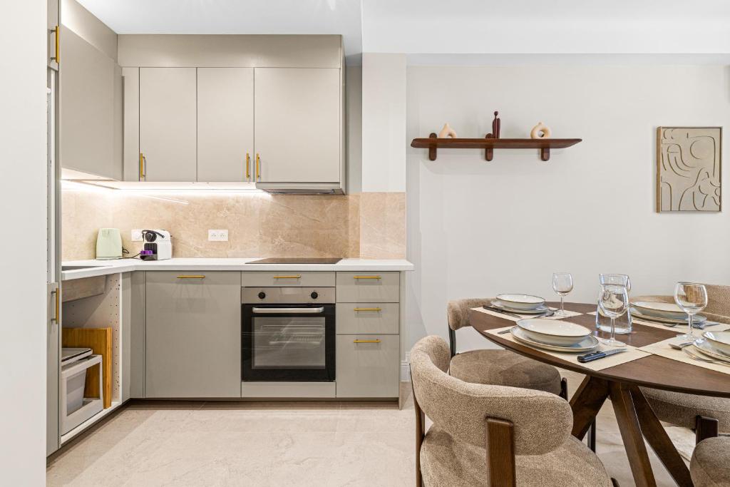 Fully renovated 2-bedroom apartment - 4