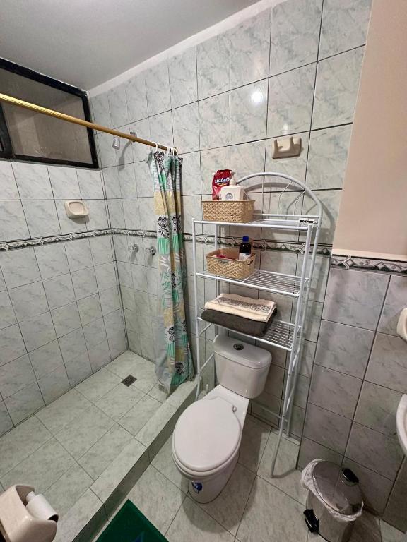 Modern 2 bedroom apartment and parking - 5