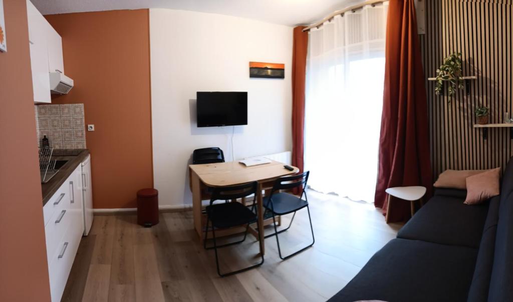 T2 rénové avec parking et balcon proche de toutes commodités calme et lumineux - 2