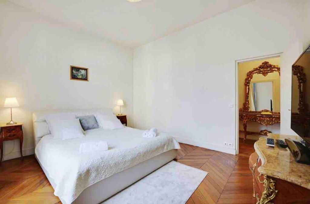 Elegant Apartment - 3