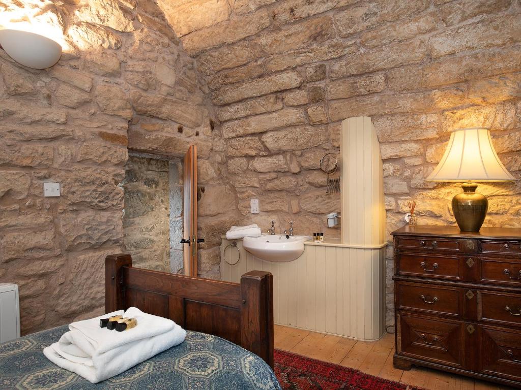 Braidwood Castle, Carluke photo 2