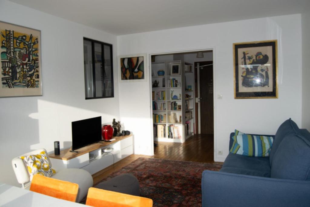 Quiet apartment near the Marais balcony - 2