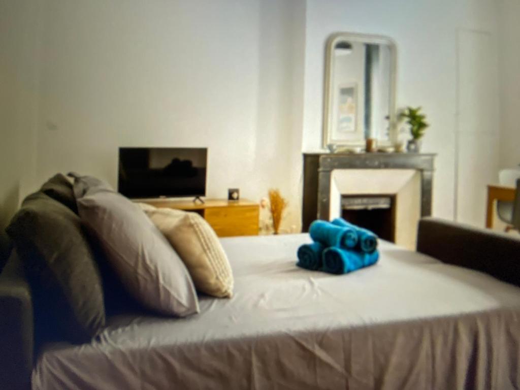charming and bright one room apartment -saint honore errtet - 2