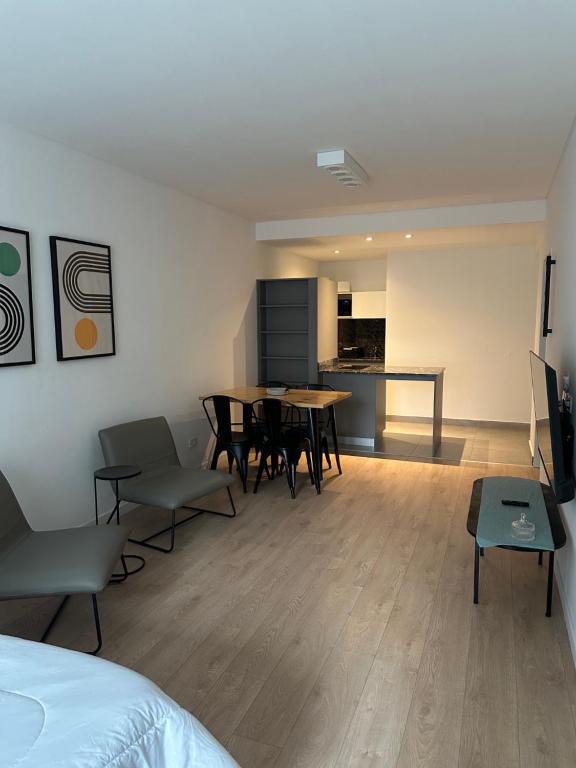 Monoambiente amplio para 2 personas Zona Hospital Italiano R302 - 1