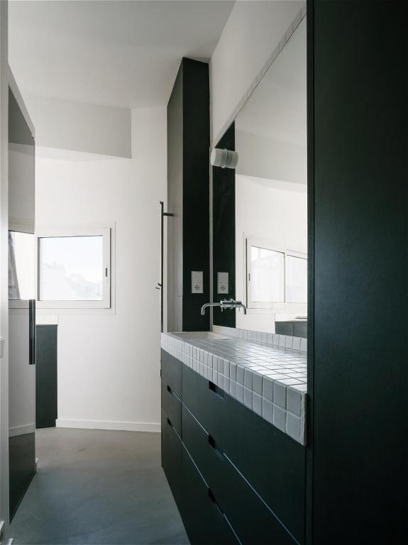 Cozy Bright Parisian Studio Belleville by Weekome - 4