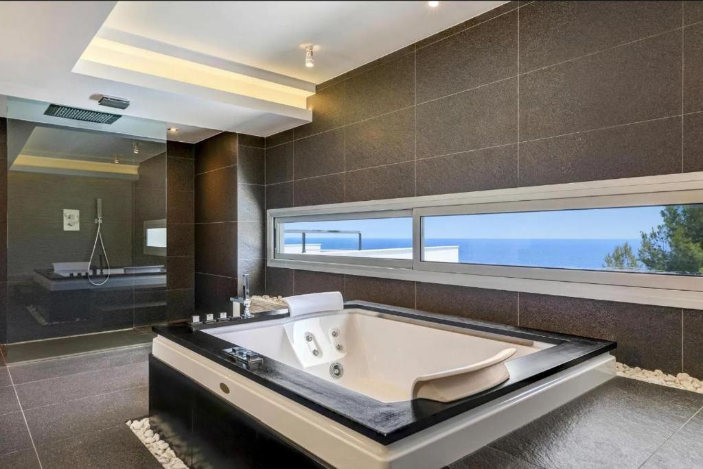 Spacious Family Home with Private Pool and Sauna - 4