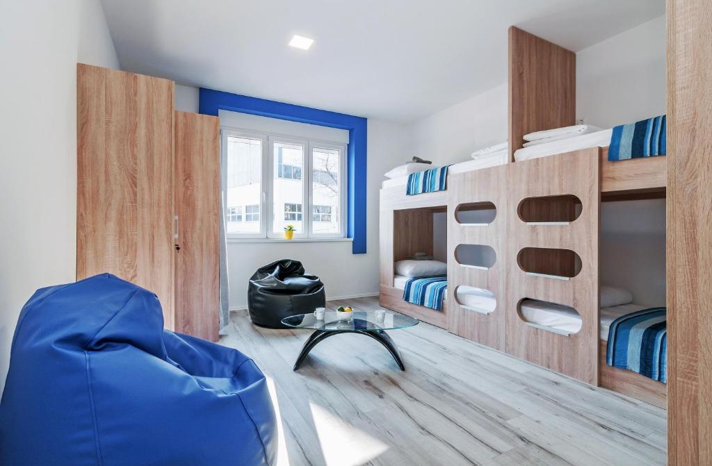 سرير في صالة نوم مشتركة للإناث مكونة من 4 أسرّة