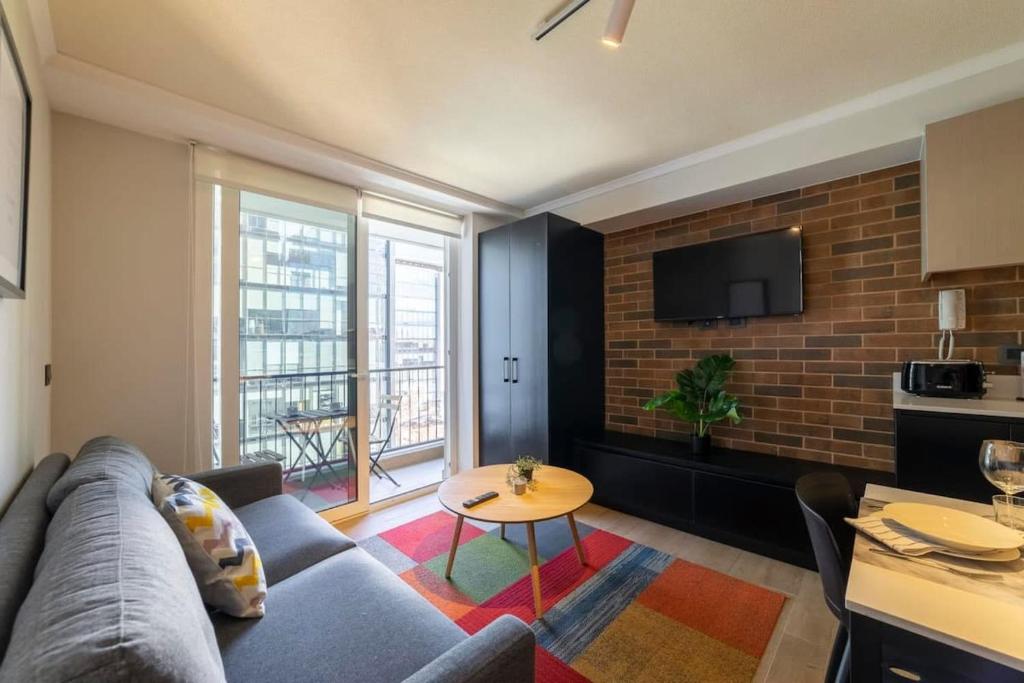 Couple Urban Retreat Providencia with Pool and Gym - 2