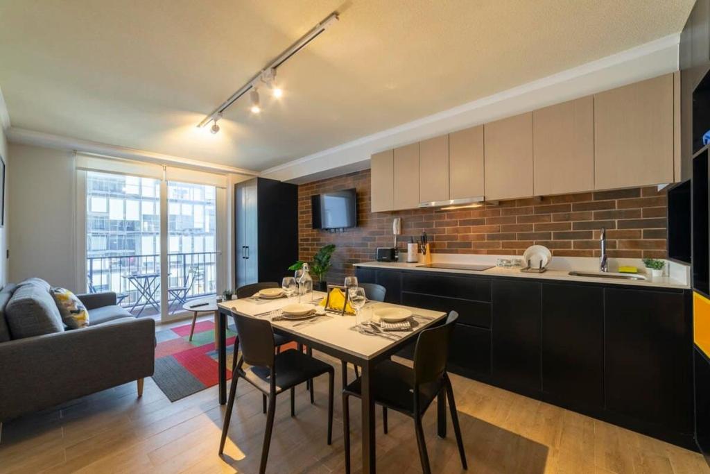 Couple Urban Retreat Providencia with Pool and Gym - 5