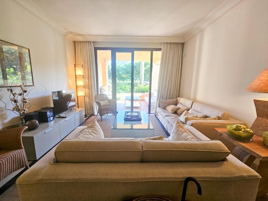 Beachfront Apartment in San Pedro - Pass the Keys - 2