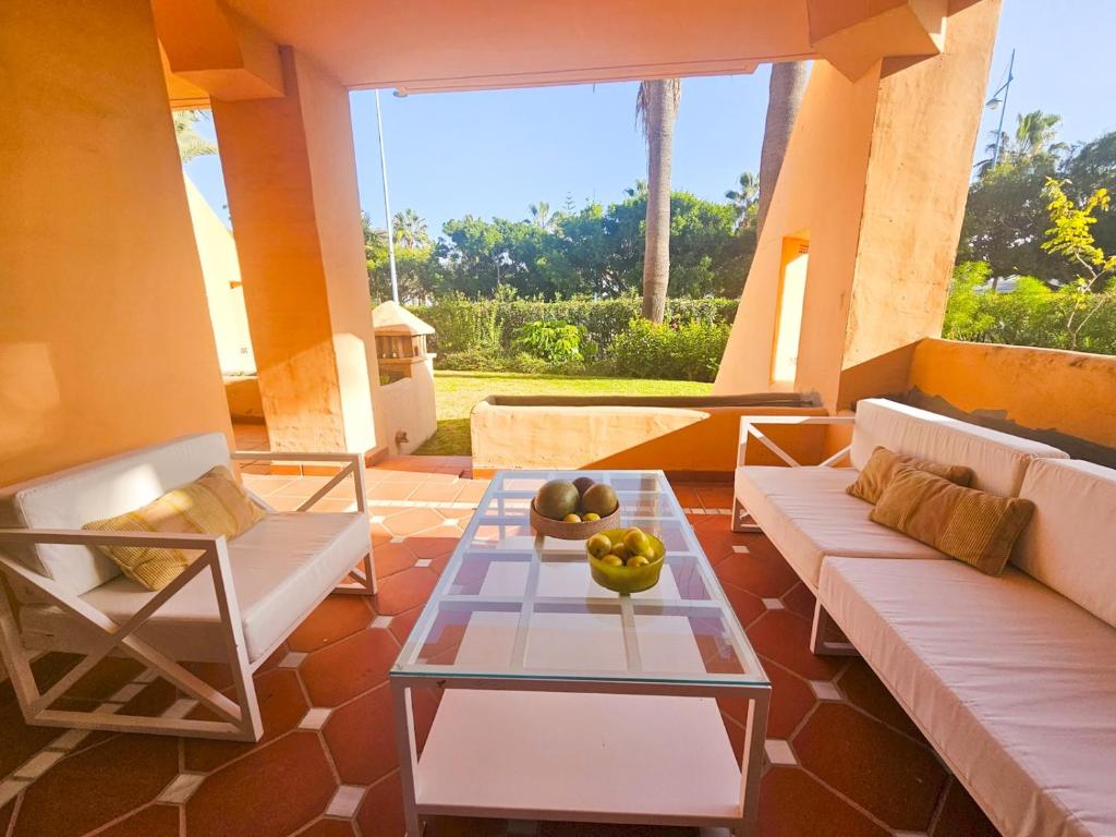 Beachfront Apartment in San Pedro - Pass the Keys - 3