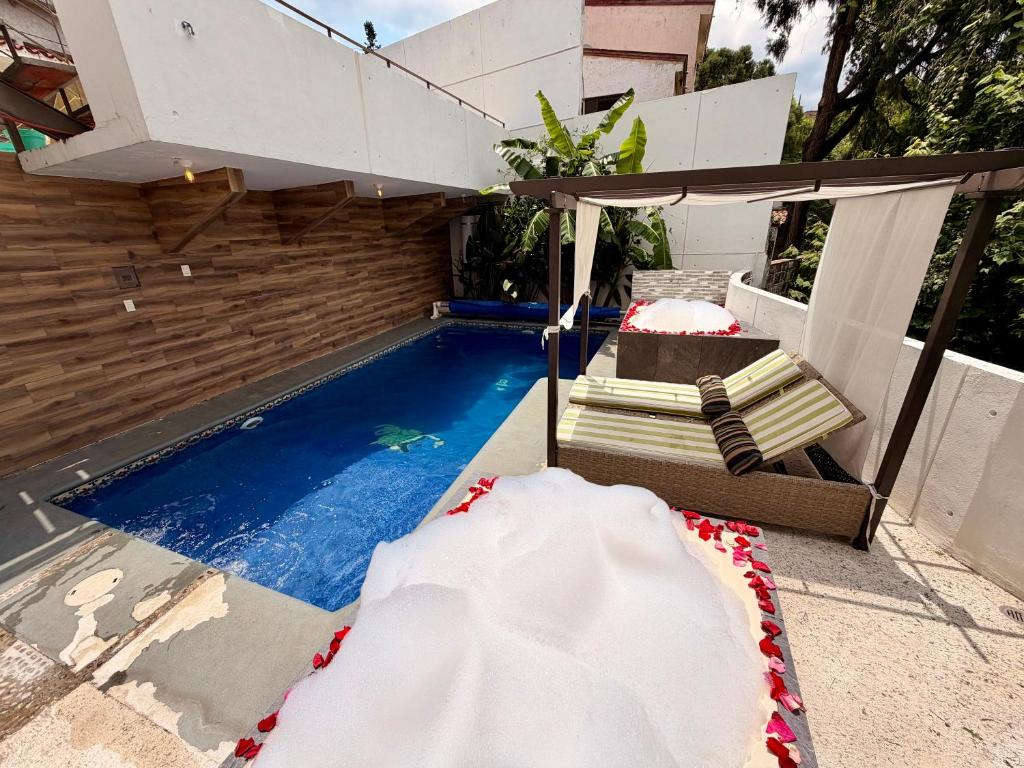 Lujoso y Amplio Loft con alberca climatizada! Amplia y elegante cama para alberca, Cuernavaca somos los únicos en ofrecerte 2 jacuzzis premium con agua caliente y sistema de hidromasaje tipo Spa, terraza panorámica con asador de carbon y mas amenidades! - 2